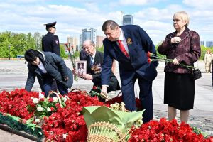 ВОЗЛОЖЕНИЕ ЦВЕТОВ НА ПОКЛОННОЙ ГОРЕ
